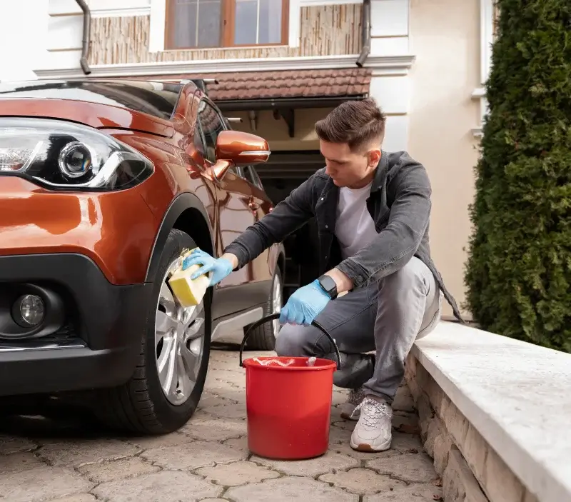 Lavage auto à domicile Vieilles-Maisons-sur-Joudry : professionnel intervenant sur un véhicule